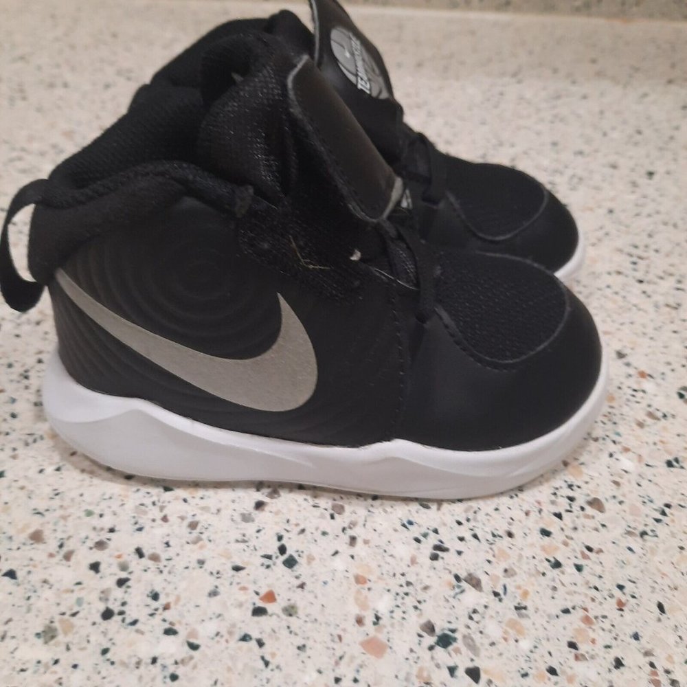Nike Team Hustle Black/Metallic Silver AQ4226-001 Toddler Size 7c